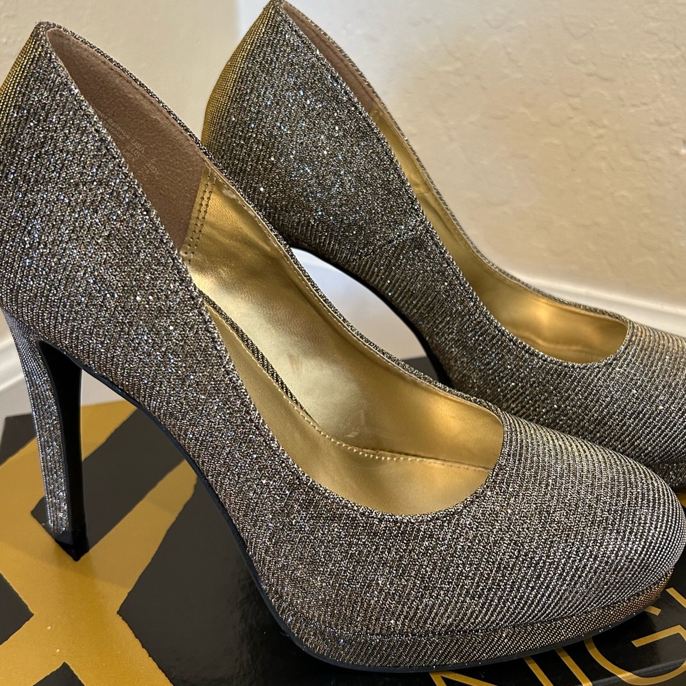 ✨HP✨ Fabulous Silver/Gold Shimmer Heels - Size 7